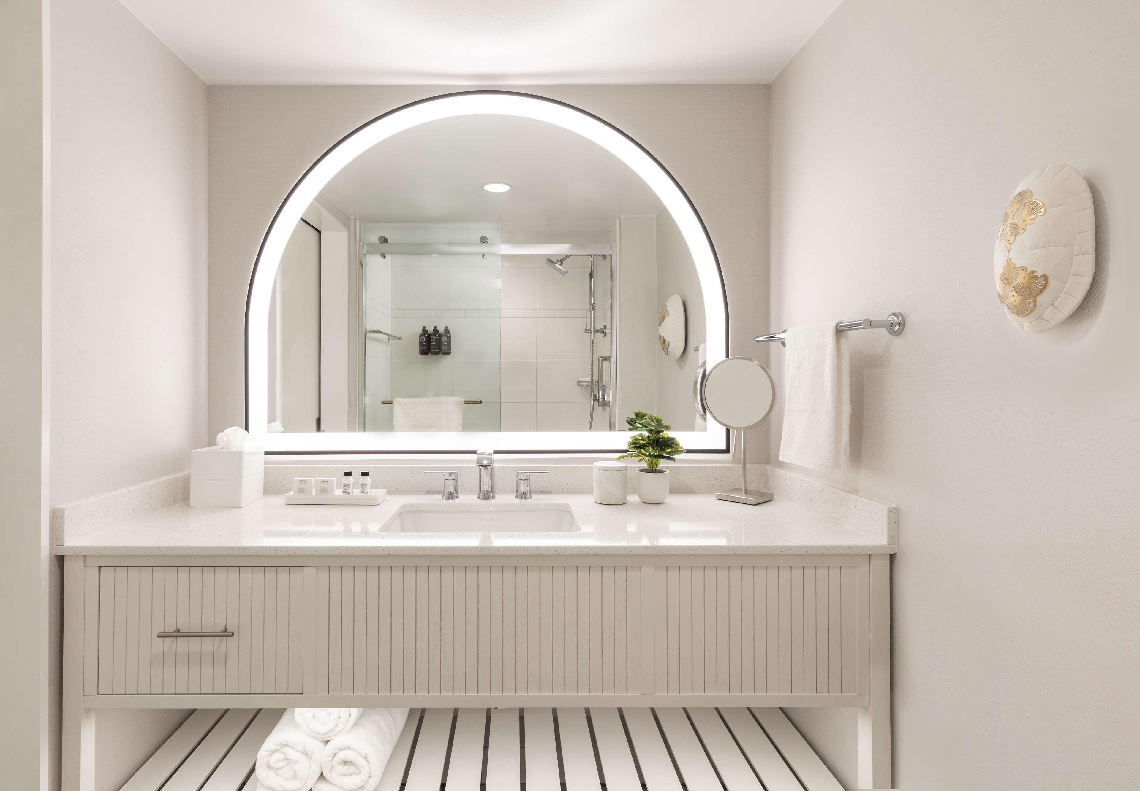 The Singer Oceanfront Resort, Curio Collection By Hilton Riviera Beach Zewnętrze zdjęcie