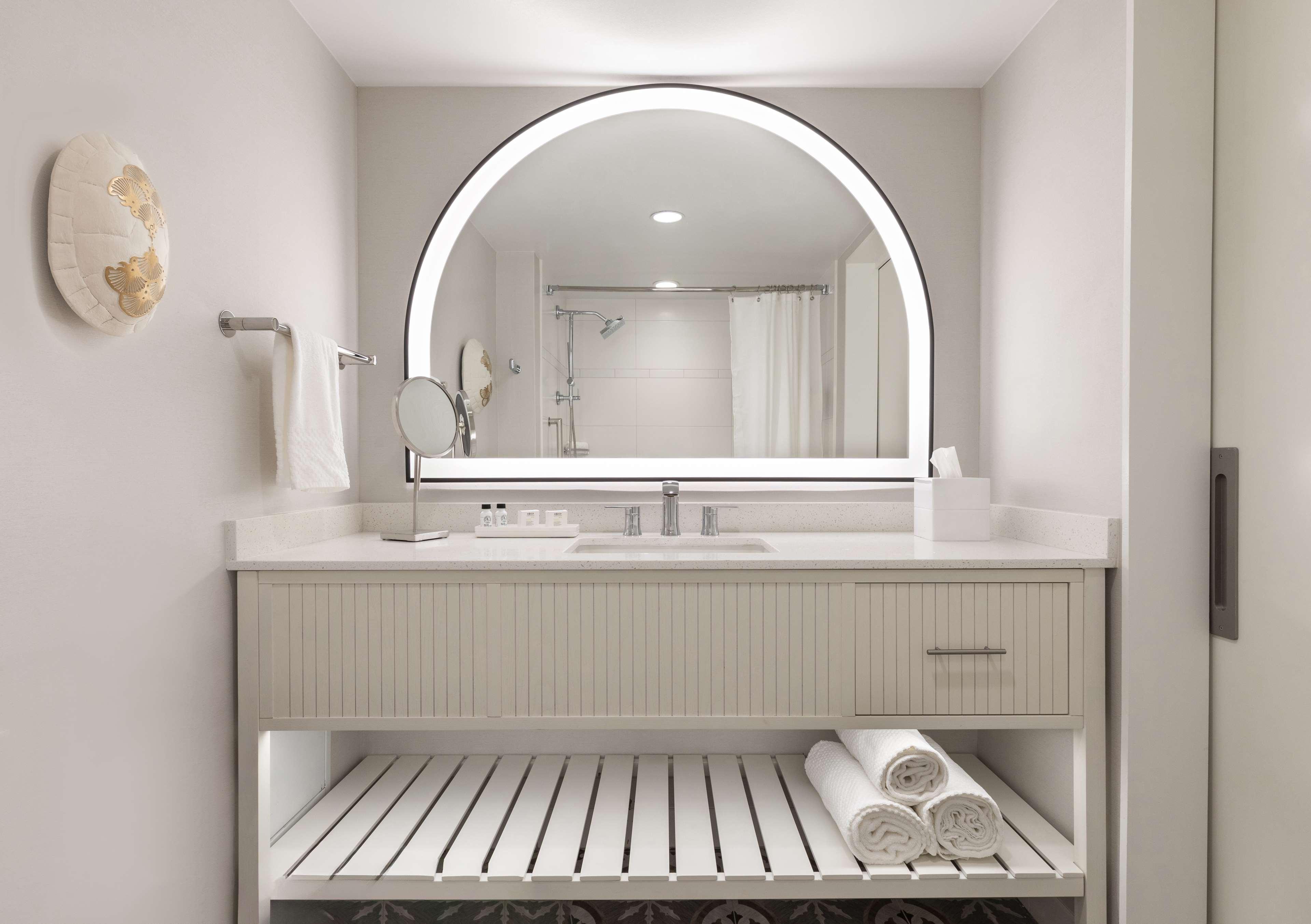 The Singer Oceanfront Resort, Curio Collection By Hilton Riviera Beach Zewnętrze zdjęcie